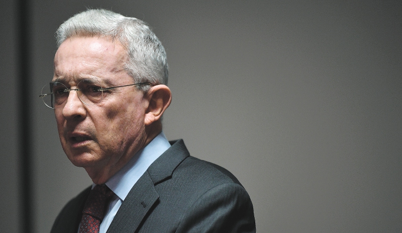 El expresidente Álvaro Uribe es investigado por los delitos de fraude procesal y soborno.  / José Vargas