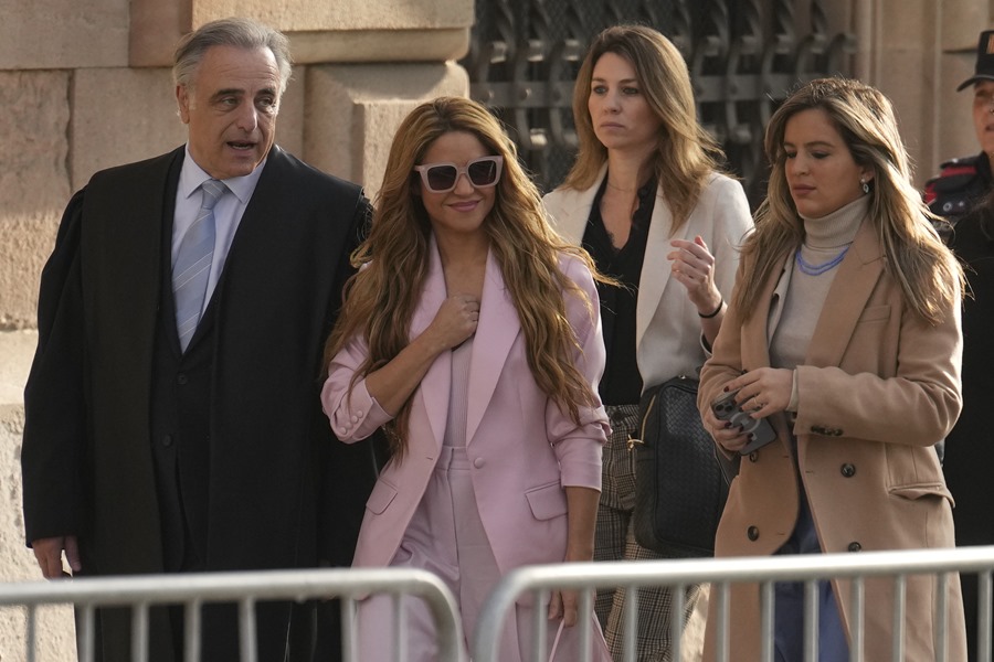 Shakira se sienta en el banquillo, acusada de defraudar 14,5 millones a Hacienda