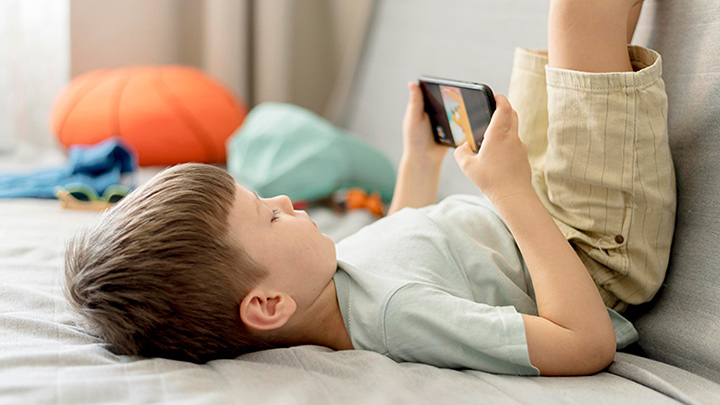 nino-usando-el-movil